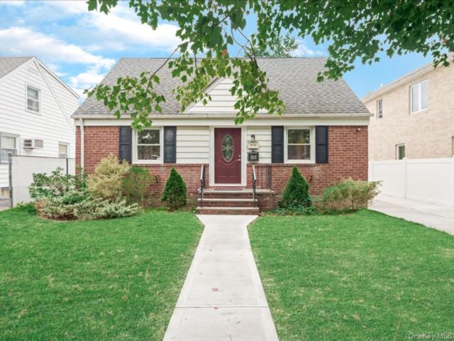  4 BR,  2.00 BTH &nbsp;Other style home in Glen Oaks