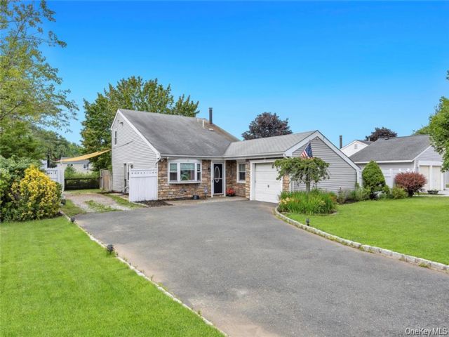  4 BR,  3.00 BTH &nbsp;Cape cod style home in Medford