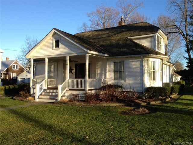  4 BR,  2.00 BTH &nbsp;Cape cod style home in Pine Bush