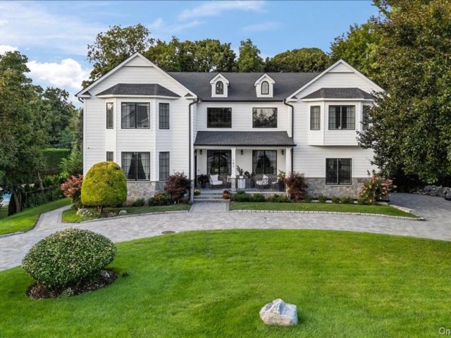  4 BR,  5.00 BTH &nbsp;Colonial style home in Manhasset