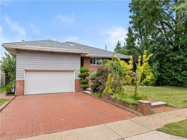  6 BR,  3.00 BTH &nbsp;Raised ranch style home in North Woodmere