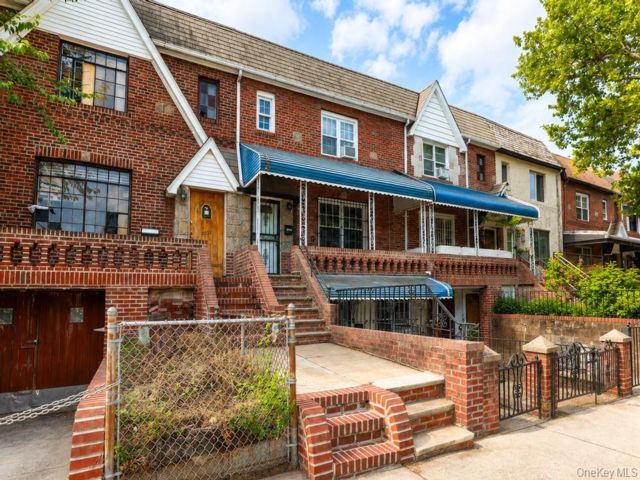  4 BR,  2.00 BTH &nbsp;House style home in Astoria