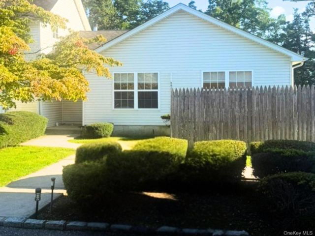  2 BR,  1.00 BTH &nbsp;Ranch style home in Saint James