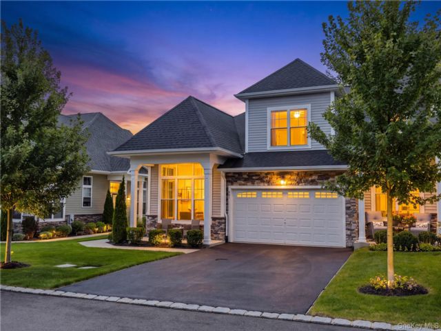  3 BR,  3.00 BTH &nbsp;Condo style home in Yaphank