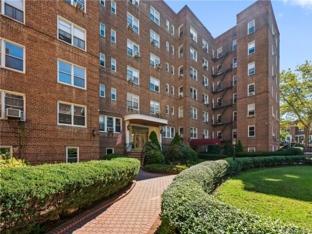  2 BR,  2.00 BTH &nbsp;Mid rise style home in Rego Park