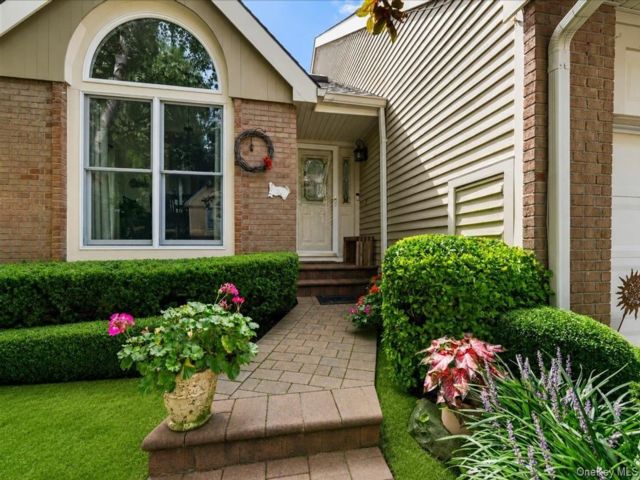  3 BR,  4.00 BTH &nbsp;Condo style home in Smithtown