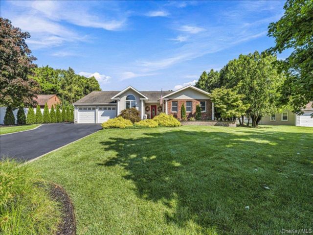  3 BR,  2.00 BTH &nbsp;Ranch style home in Smithtown