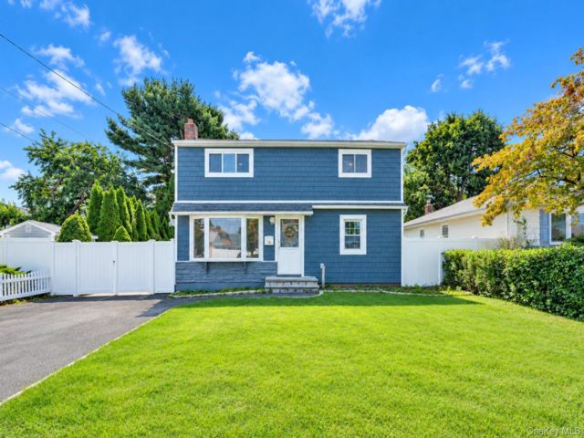  4 BR,  2.00 BTH &nbsp;Colonial style home in Farmingdale