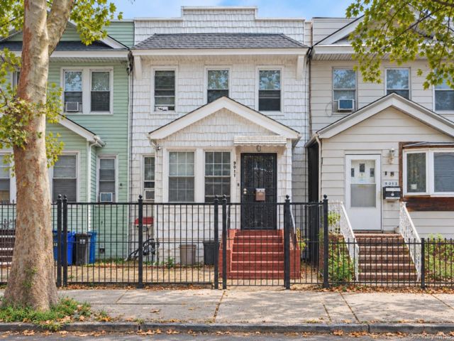  4 BR,  3.00 BTH &nbsp;House style home in Woodhaven