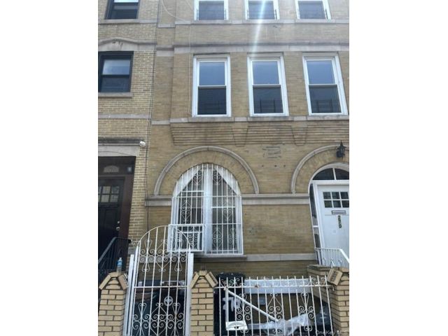  3 BR,  1.00 BTH &nbsp;Includes legal  style home in Bedford Stuyvesant