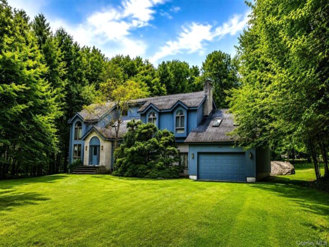  5 BR,  5.00 BTH &nbsp;Colonial style home in Smallwood
