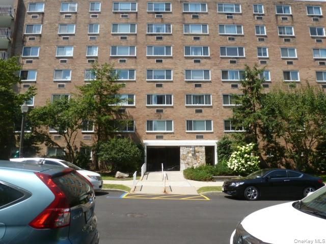  2 BR,  1.00 BTH &nbsp;Mid rise style home in Tarrytown