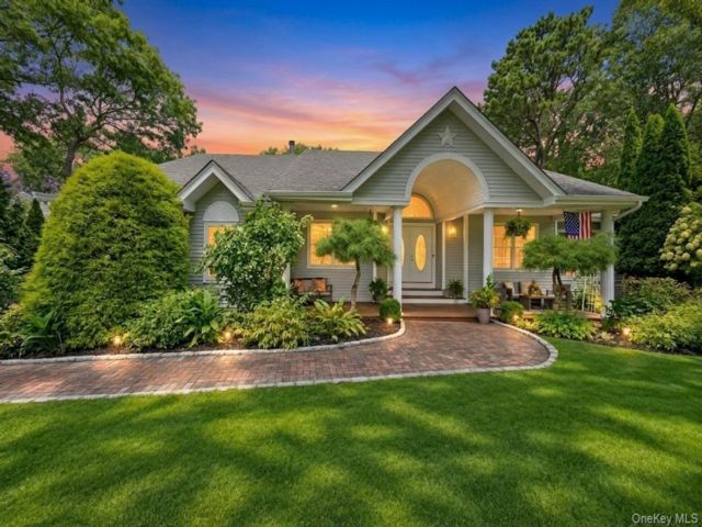  4 BR,  3.00 BTH &nbsp;Post modern style home in Westhampton