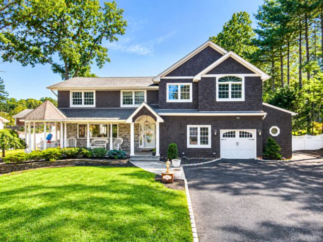  5 BR,  4.00 BTH &nbsp;Colonial style home in Nesconset