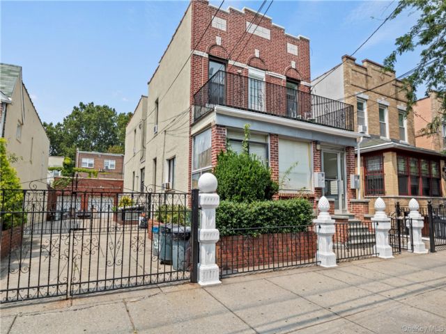  1 BR,  1.00 BTH &nbsp;Mid rise style home in Astoria