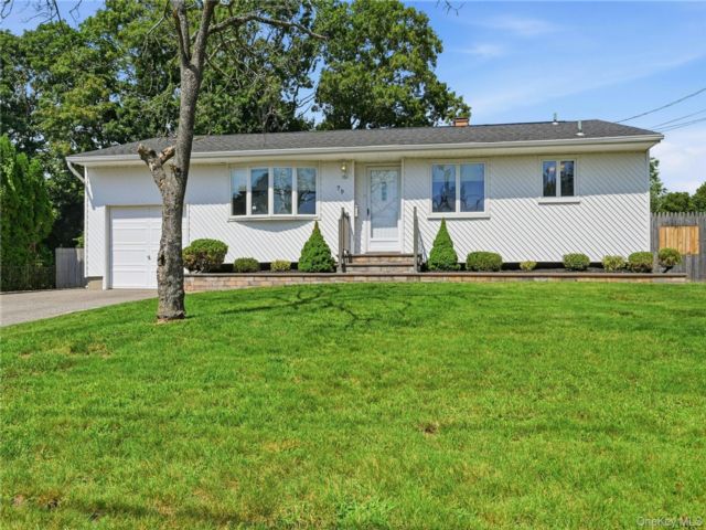 3 BR,  2.00 BTH &nbsp;Ranch style home in Islip