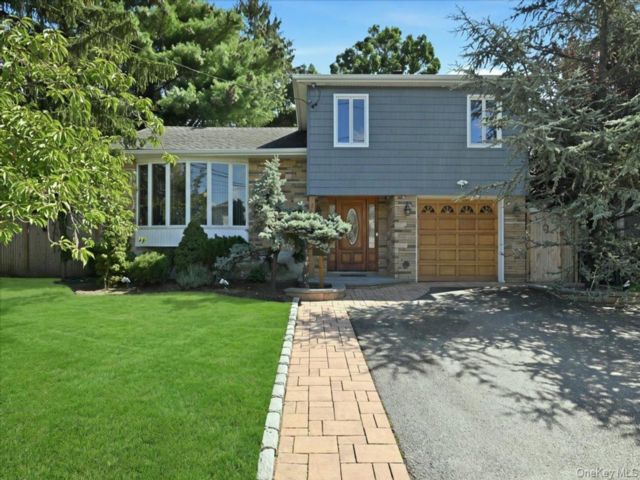  4 BR,  2.00 BTH &nbsp;Split level style home in North Bellmore