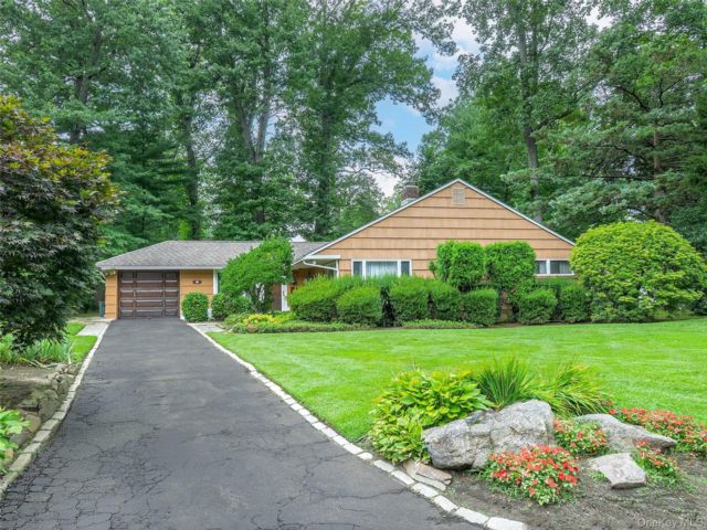  3 BR,  2.00 BTH &nbsp;Ranch style home in Glen Cove