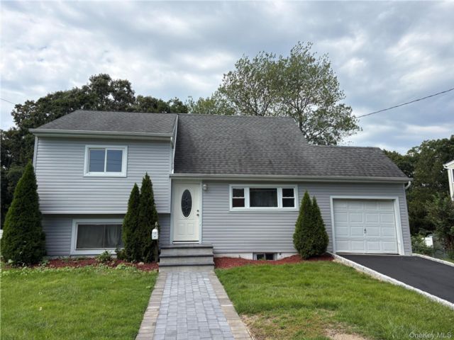  3 BR,  2.00 BTH &nbsp;Split level style home in Ronkonkoma