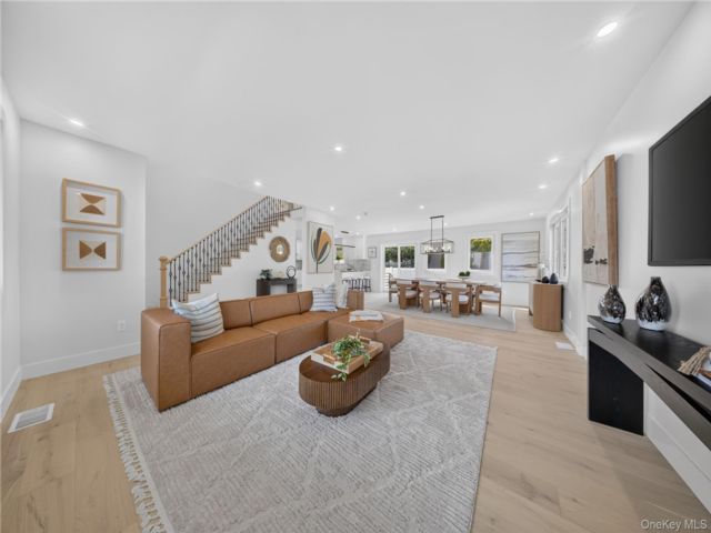  5 BR,  4.00 BTH &nbsp;Colonial style home in Old Bethpage