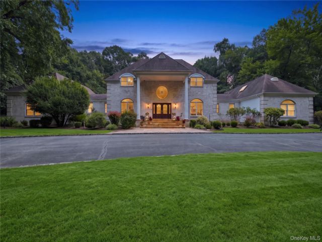  7 BR,  7.00 BTH &nbsp;Estate style home in Nissequogue