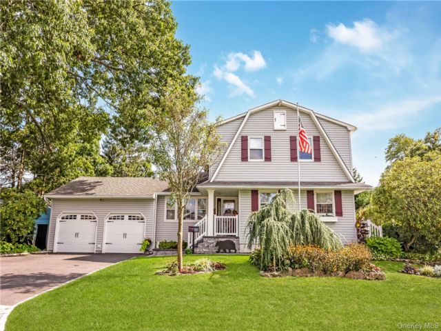  4 BR,  3.00 BTH &nbsp;Colonial style home in Islip