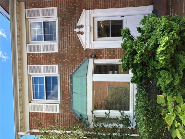  3 BR,  2.00 BTH &nbsp;Condo style home in Bayside