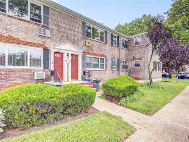  2 BR,  1.00 BTH &nbsp;Garden style home in Flushing