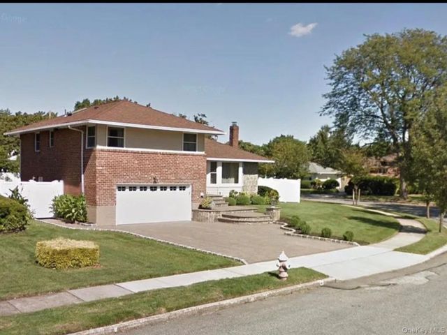  4 BR,  3.00 BTH &nbsp;Split level style home in Syosset