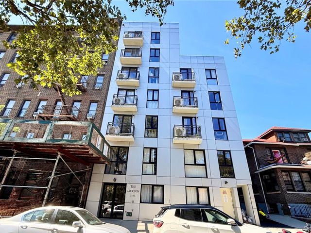  1 BR,  2.00 BTH &nbsp;Mid rise style home in Jackson Heights
