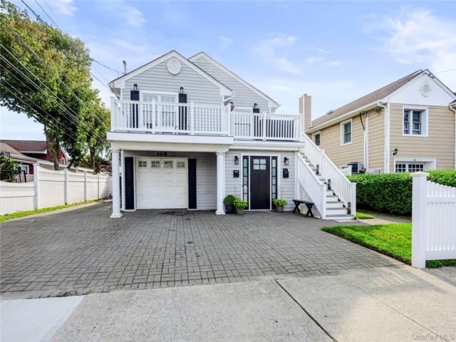  3 BR,  2.00 BTH &nbsp;Contemporary style home in Long Beach