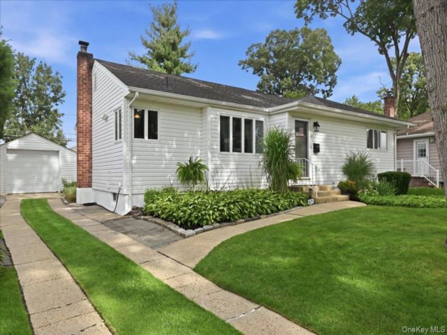  4 BR,  2.00 BTH &nbsp;Exp ranch style home in East Meadow
