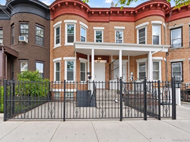  6 BR,  3.00 BTH &nbsp;House style home in East New York