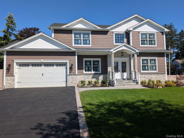 5 BR,  4.00 BTH &nbsp;Colonial style home in Bethpage