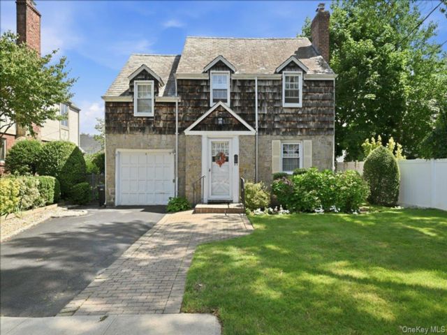  5 BR,  3.00 BTH &nbsp;Colonial style home in Rockville Centre