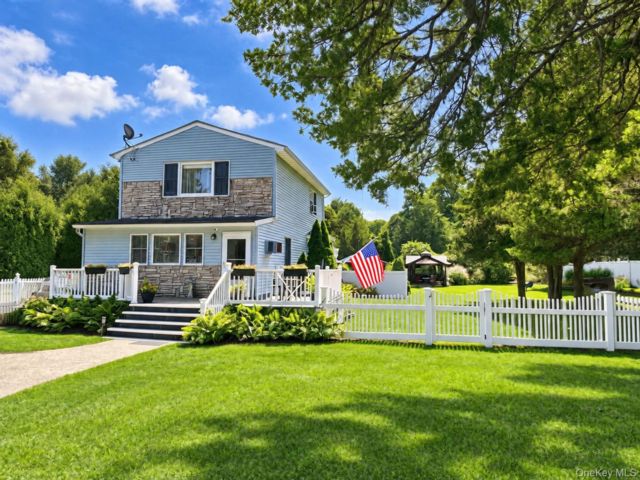  3 BR,  2.00 BTH &nbsp;Farmhouse style home in Selden