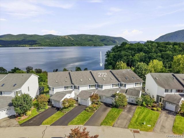  3 BR,  3.00 BTH &nbsp;Condo style home in New Windsor