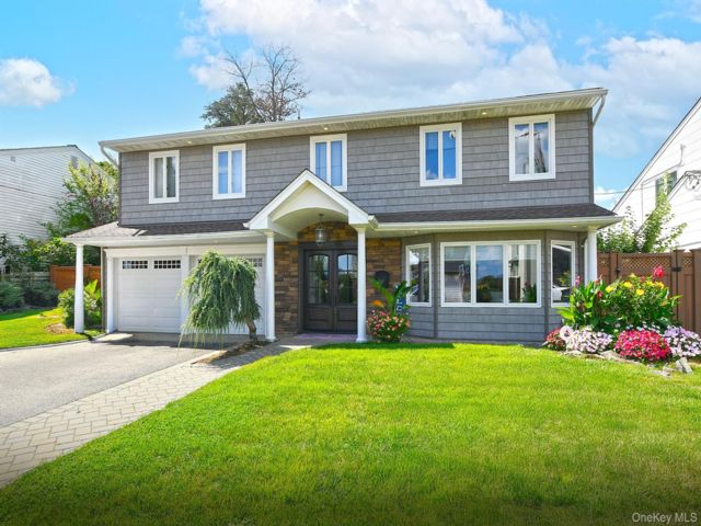  4 BR,  3.00 BTH &nbsp;Splanch style home in Merrick