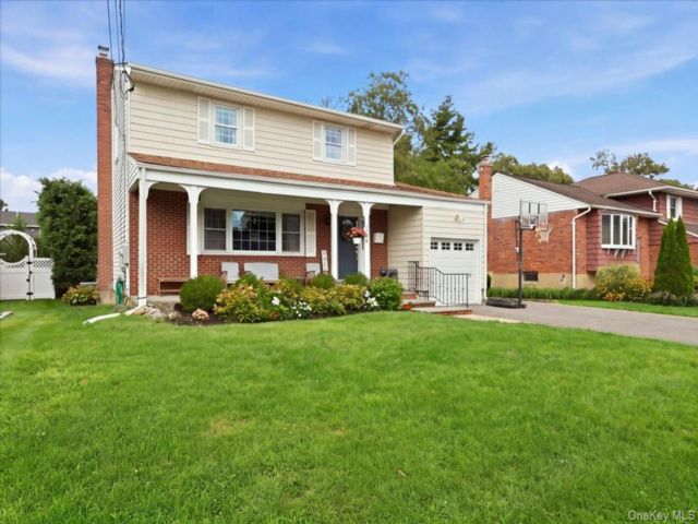  3 BR,  2.00 BTH &nbsp;Colonial style home in Wantagh