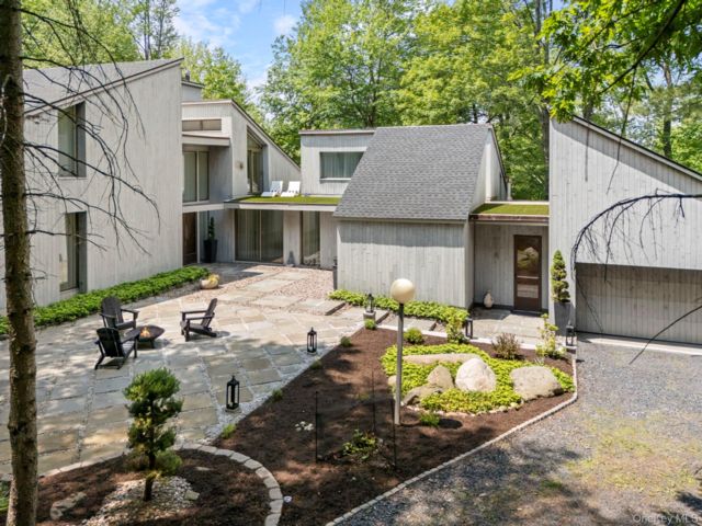  4 BR,  4.00 BTH &nbsp;Contemporary style home in Middletown