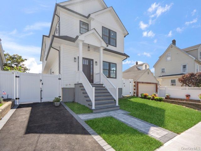  4 BR,  4.00 BTH &nbsp;Colonial style home in Mineola