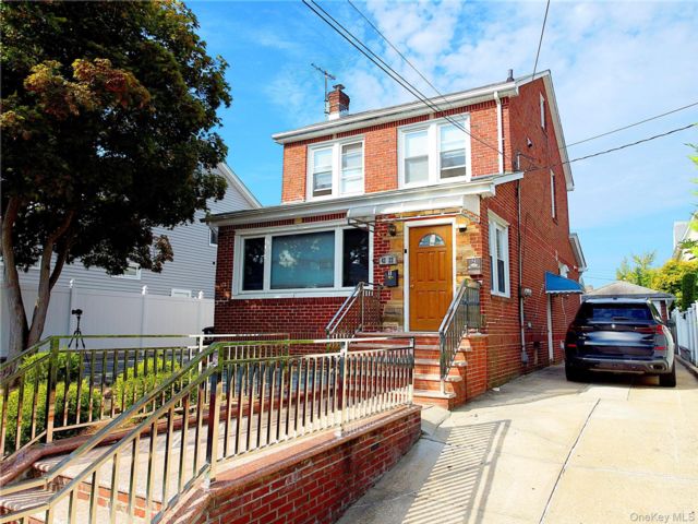  6 BR,  3.00 BTH &nbsp;Colonial style home in Flushing