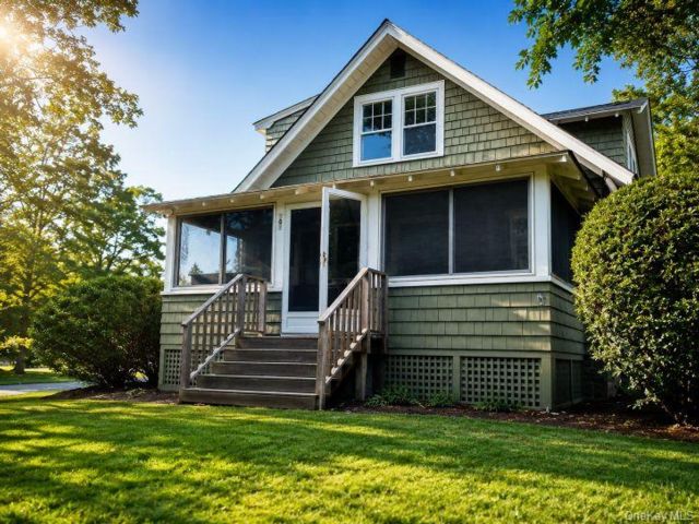  3 BR,  2.00 BTH &nbsp;Cape cod style home in Aquebogue