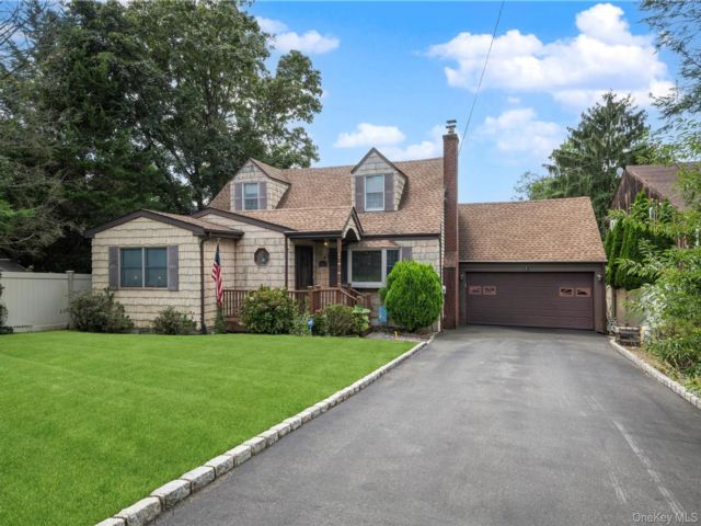  4 BR,  3.00 BTH &nbsp;Exp cape style home in Melville