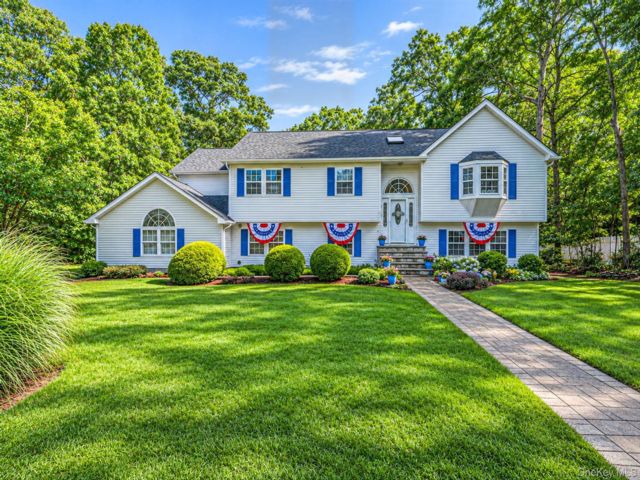  4 BR,  3.00 BTH &nbsp;Hi ranch style home in Middle Island