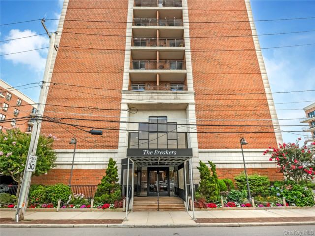  2 BR,  2.00 BTH &nbsp;High rise style home in Long Beach