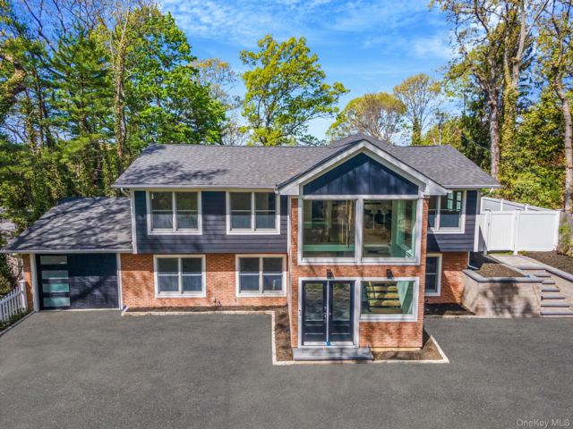  5 BR,  4.00 BTH &nbsp;Farmhouse style home in Smithtown