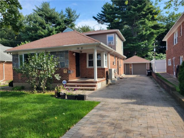  4 BR,  3.00 BTH &nbsp;Exp ranch style home in Bayside