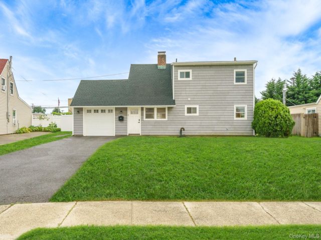  4 BR,  2.00 BTH &nbsp;Exp cape style home in Levittown