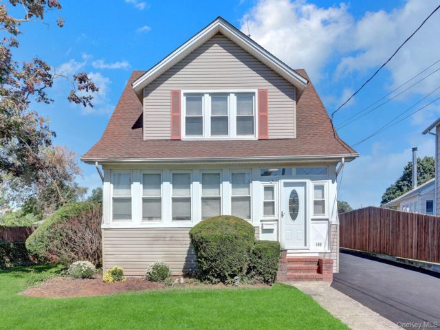  3 BR,  2.00 BTH &nbsp;Colonial style home in Westbury